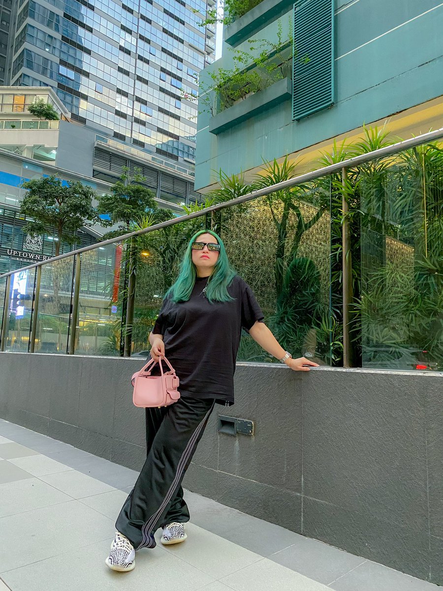 jennysibulo's tweet photo. Supporting my friend @prinsesachinita new business The House Of Little Bunny👜 To order https://t.co/1412DlNOza #JennyKingStyle #TheHouseOfLittleBunny https://t.co/X6kMQiO9cS