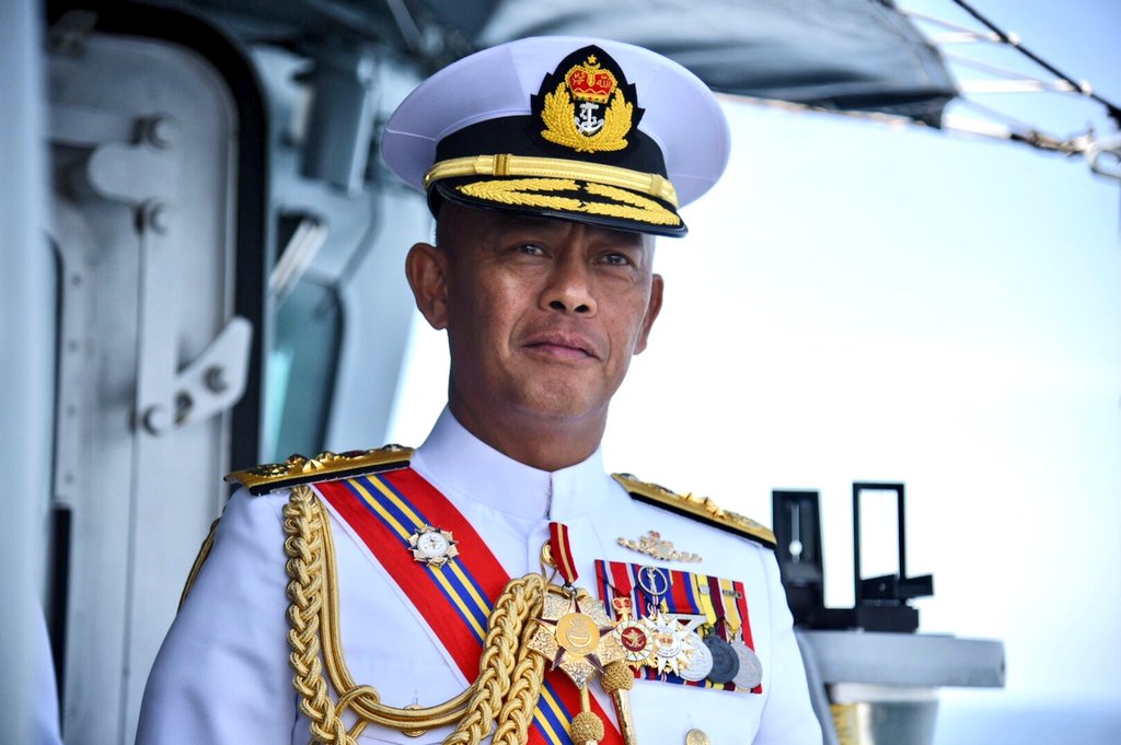 MPA_Timur's tweet photo. Terukir di wajah.

Laksdya Datuk @sabrizali terima penghormatan terakhir sbg Panglima Armada Timur dlm acara Fleet Review yg berlangsung di sekitar Perairan Kota Kinabalu hari ini. Riak wajah beliau jelas memancarkan rasa bangga melihat kesiagaan #ArmadaTimur di laut.

#NavyNews https://t.co/gCTA69Qez6