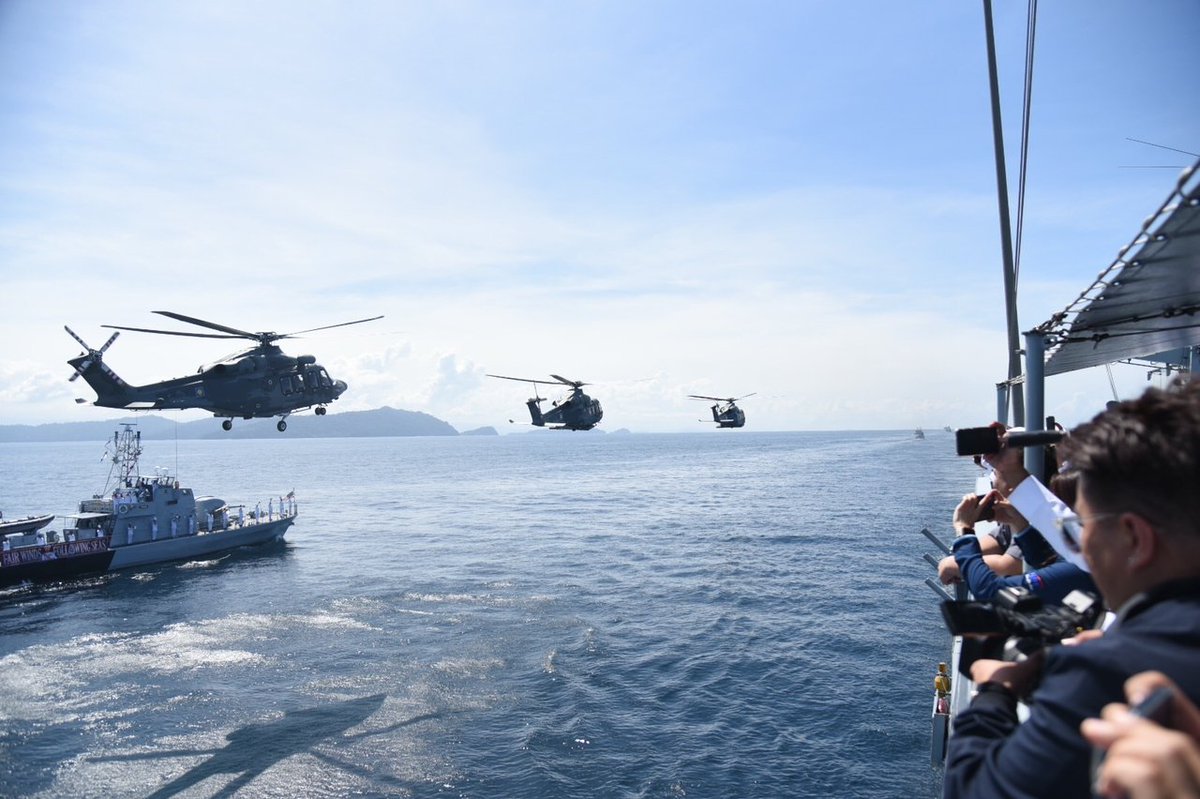 MPA_Timur's tweet photo. Terukir di wajah.

Laksdya Datuk @sabrizali terima penghormatan terakhir sbg Panglima Armada Timur dlm acara Fleet Review yg berlangsung di sekitar Perairan Kota Kinabalu hari ini. Riak wajah beliau jelas memancarkan rasa bangga melihat kesiagaan #ArmadaTimur di laut.

#NavyNews https://t.co/gCTA69Qez6