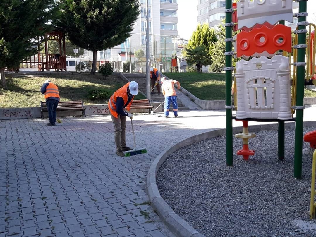 Yere atılıp bırakılan her şey için, bir emekçinin beli bükülüyor. Bilin istedik.