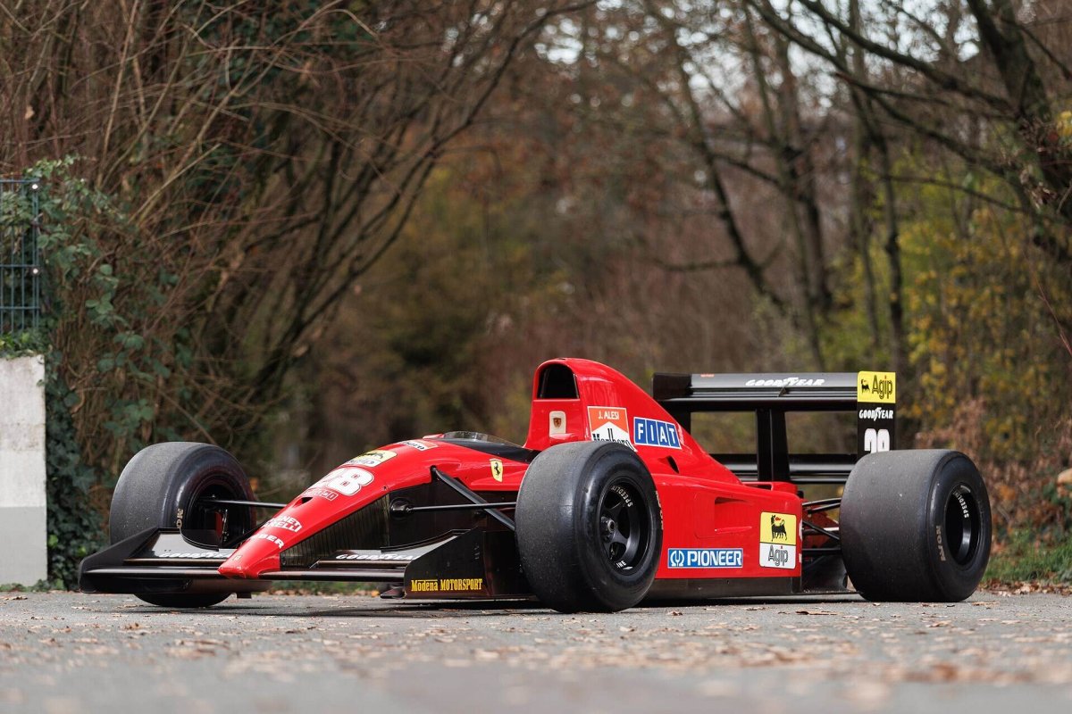 YUKIOSEKImaddog's tweet photo. Por si te sobra la pasta. 
Sotheby's saca a subasta eñ 1 de febrero el Ferrari 643 pilotado por Prost y Alesi en 1991. 
El monoplaza se hizo famoso por la celebre frase de Prost en Japón: "Nunca piloté un coche tan malo. Era como un camión horrible para conducir".
Fue despedido. https://t.co/djQcmh84BG