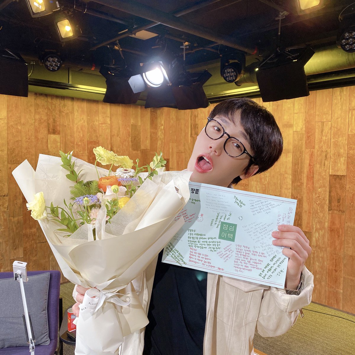 GoldenChild's tweet photo. [💡] #골드니스 여러분!
잠시 후 PM 12:30 네이버 NOW #점심어택
#이장준 이 출연합니다. 
식곤증을 타파해주었던🔥
짱팀장과 함께하는 마지막 점심어택💦
니스들 마지막까지 함께 할거죠?😭

▶ https://t.co/3dwZsjIII0

#GoldenChild #골든차일드 #GNCD 
#LeeJangJun #NOW온에어 #막방 https://t.co/pzAiVYt2mX