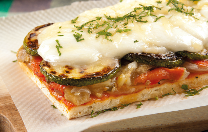 caprabo's tweet photo. Si cerques receptes d'aprofitament per no llençar les verdures que et sobren a casa, la coca de recapte és una de les millors! A #ChefCaprabo et porposem una coca de recapte amb verdures rostides i mozzarella. T'agrada? Aquí la tens! https://t.co/DlybXExXZf https://t.co/HoAcEjggZ6