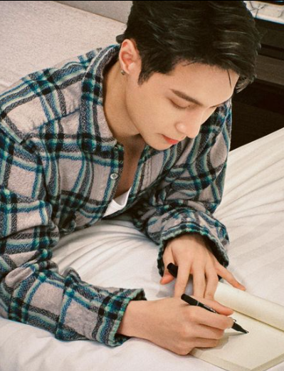 Harperheart5's tweet photo. happy 11th anniv my labs sorry na late sobrang busy langs..  
#11YearsWithLAY https://t.co/B486tE7rkY