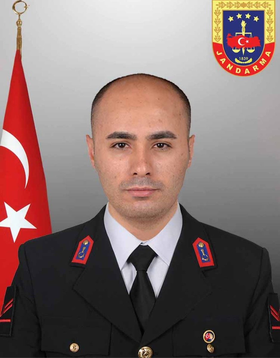 UlviYonter's tweet photo. Ah Uzman Çavuşlarım ah…Kanı akan siz, kahramanlığa can veren siz…Sıvası dökülen evlerden çıkıp vatana zırh olan siz…Şehit siz, şahit siz…Şehitlerimizi hürmet ve rahmetle anıyorum…Gazilerimize şifalar ve uzun ömürler diliyorum… https://t.co/peQMWA7Dbl