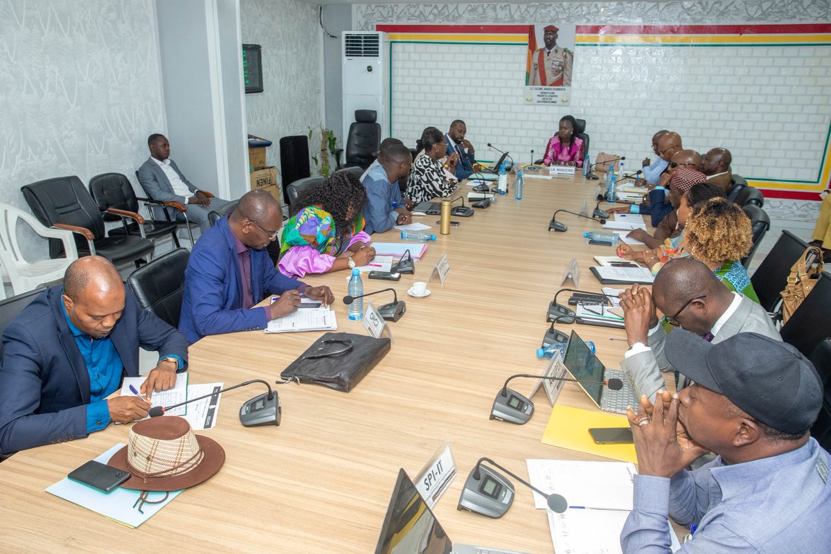 #MCIPME🇬🇳
Ce lundi 16, la ministre <a href="/LLouopou/">LAMAH Louopou</a> et des membres de son cabinet ont reçu la coordination du <a href="/Branding_GN/">BRANDING NATIONAL DE GUINÉE (LAGUINËFÉ)</a>.
Après présentation du projet, les cadres présents ont échangé.
Comme acquis du #MCIPME, le code des investissements et la loi sur le contenu local ont été retenu.