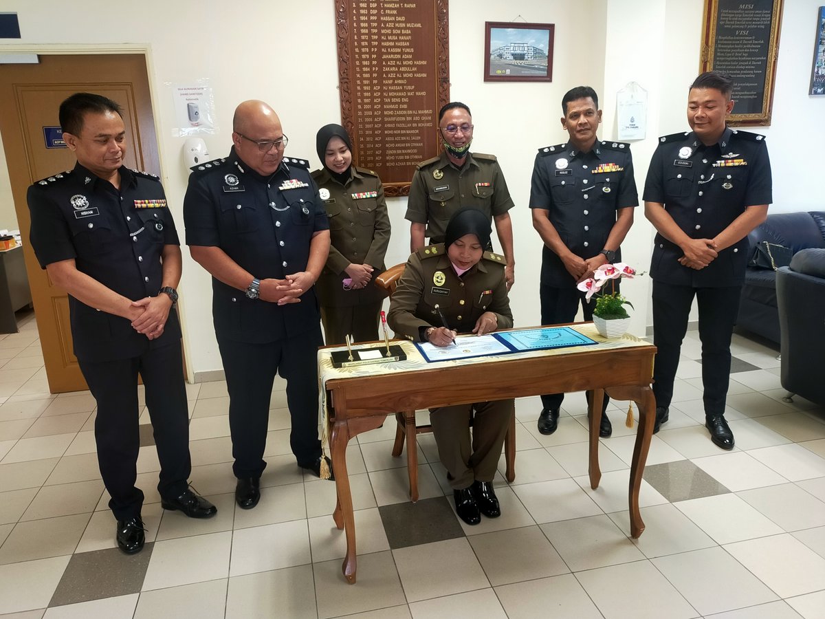 Rela_Temerloh's tweet image. 17 Jan -Kunjugan Hormat PRD Temerloh, PPjR Puan Nuruqaiyah Bt Jamaluddin ke atas YDH ACP Mohd Azhar Bin Mohd Yusuff, Ketua Polis Daerah Temerloh.

Tujuan utk pbicangan kolaborasi Penugasan Ang. antara 2 pihak.

#setiaberbakti #KDN 

@relamalaysia @relapahang