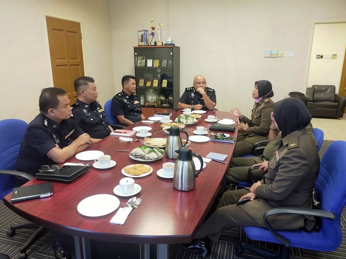 Rela_Temerloh's tweet image. 17 Jan -Kunjugan Hormat PRD Temerloh, PPjR Puan Nuruqaiyah Bt Jamaluddin ke atas YDH ACP Mohd Azhar Bin Mohd Yusuff, Ketua Polis Daerah Temerloh.

Tujuan utk pbicangan kolaborasi Penugasan Ang. antara 2 pihak.

#setiaberbakti #KDN 

@relamalaysia @relapahang