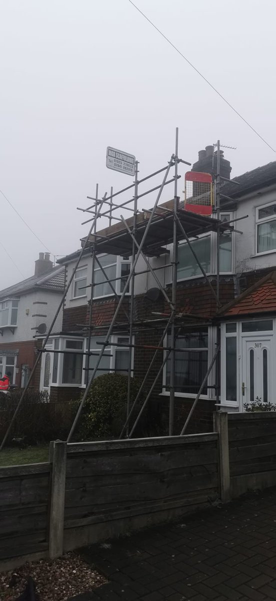 Basic tower for high level works front of an house.