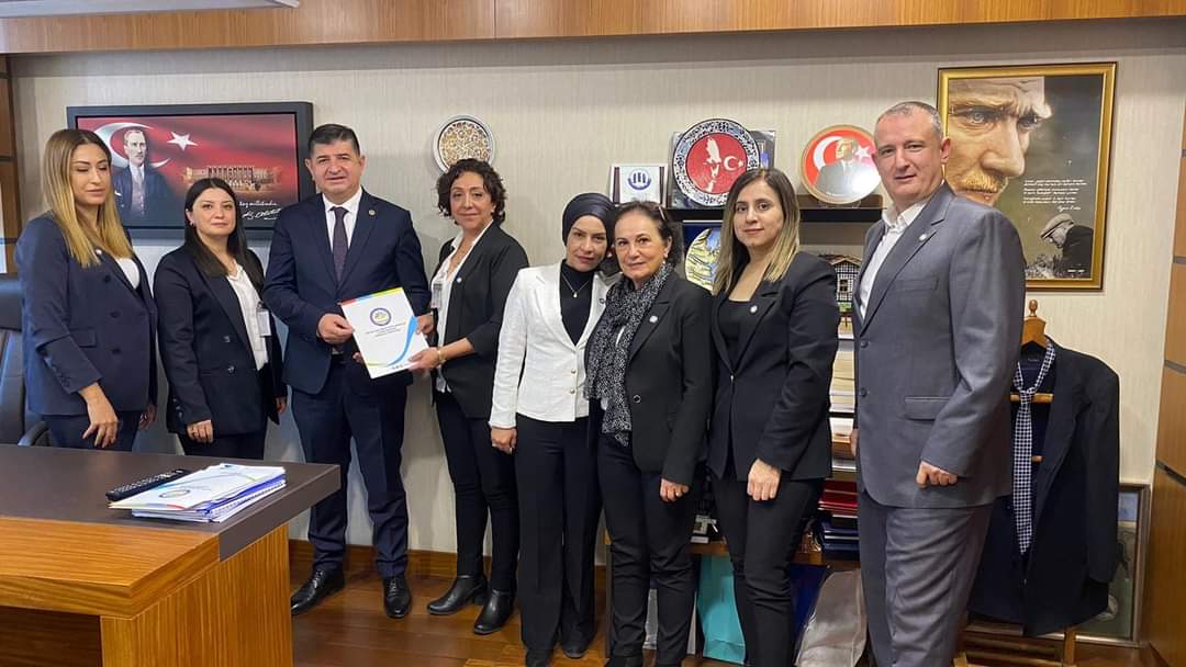 Antalya Ticaret Odası temsilcimiz Nilay Akbaş başkanlığında Tüm Özel Okul Öncesi Eğitim Kurumları ve Çocuk Kulüpleri Dernekleri Federasyonu üyeleri ziyaret ederek sektörde yaşanan sorunlarını aktardılar.Çözüm önerilerini dinledik. Sektöre her türlü destek olacağımızı ifade ettim.