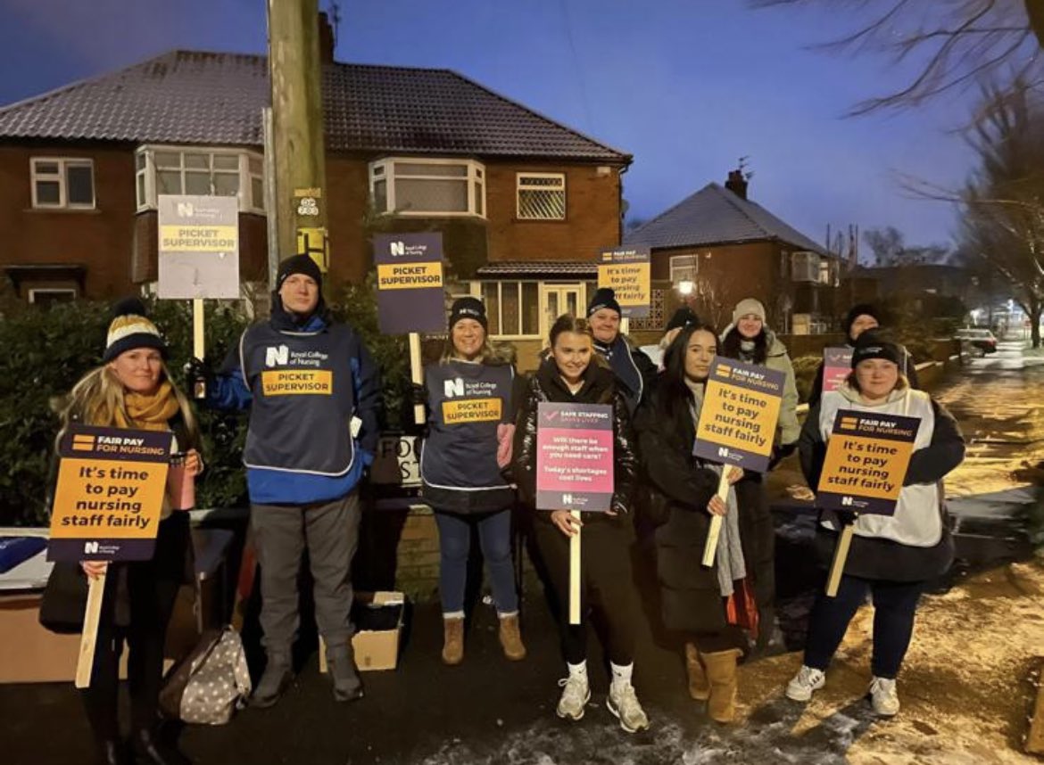 rhimundy_'s tweet photo. #RCNStrike #FairPayforNursing https://t.co/7rkimGa9VU