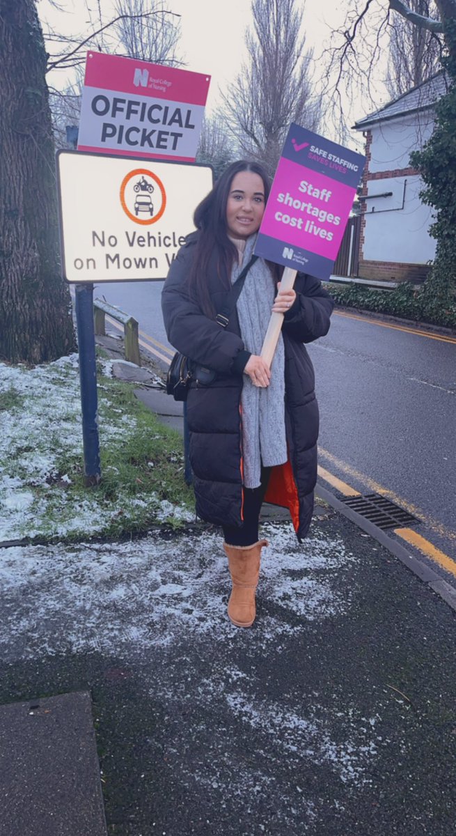 rhimundy_'s tweet photo. #RCNStrike #FairPayforNursing https://t.co/7rkimGa9VU