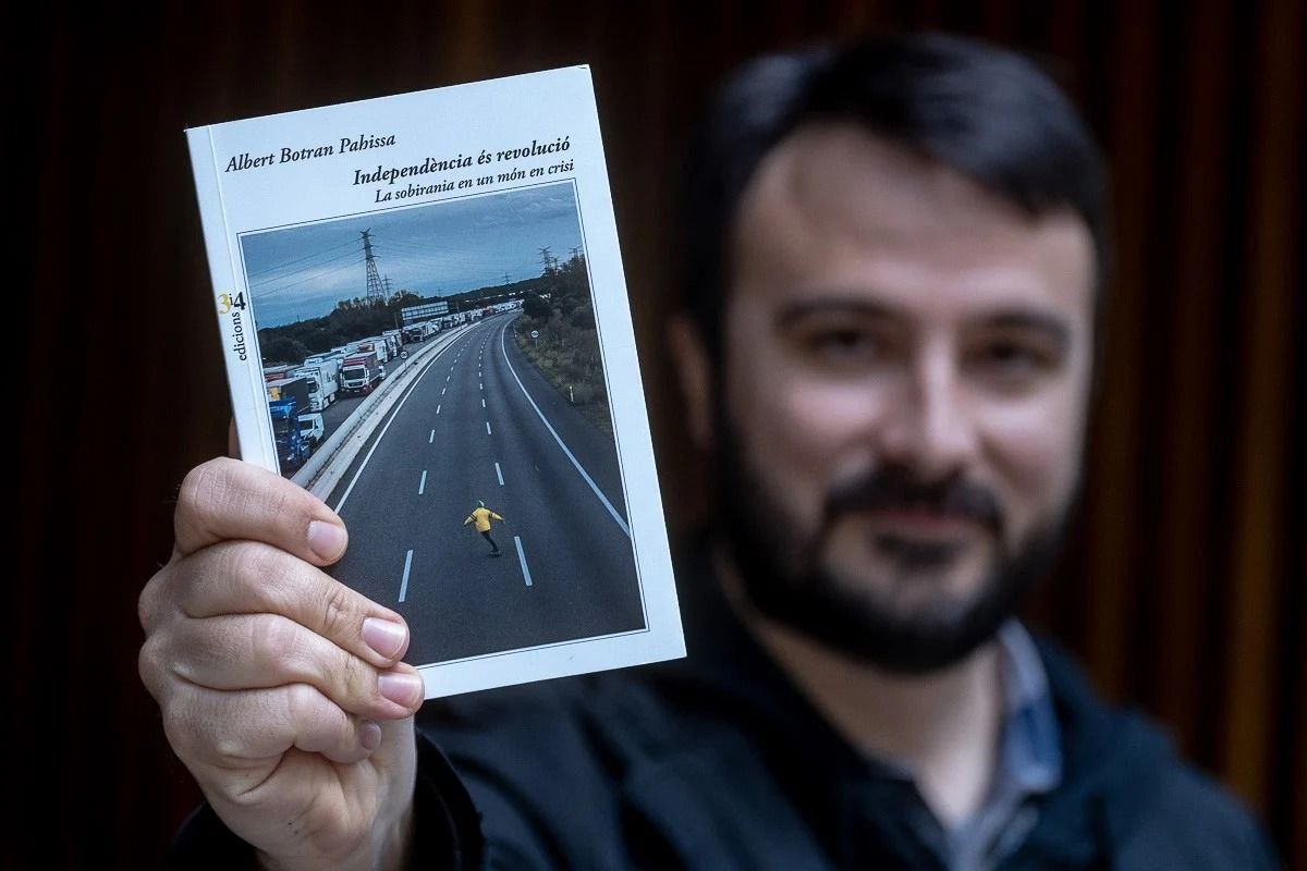 SENSE FORMACIÓ NO HI HA REVOLUCIÓ 📚✊ | <a href="/albertbotran/">Albert Botran Pahissa</a> incia el cicle presentant el llibre "Independència és revolució: la base i els inicis"

🗓️El dimecres 25 de gener a les 19.30h a La Clau

Organitza: <a href="/CUPSantCeloni/">CUP Sant Celoni</a> i Poble Lliure Baix Montseny (<a href="/Poble_Lliure/">Poble Lliure</a>)