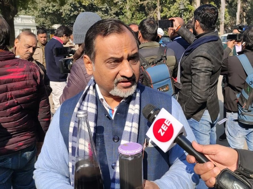 AjayMahawarBJP's tweet photo. आज @DelhiAssembly में नियम 54 के तहत मैंने प्रदूषित यमुना जी पर और केंद्र के द्वारा दिये गये 2419 करोड़ रुपये के हिसाब पर ध्यानाकर्षण चर्चा माँगी तो हमें फिर मार्शल आउट कर दिया गया।
कट्टर बेईमान सरकार के खिलाफ LOP @RamvirBidhuri जी के नेतृत्व में भाजपा विधायक दल ने धरना दिया। https://t.co/sLsZdmGtrJ