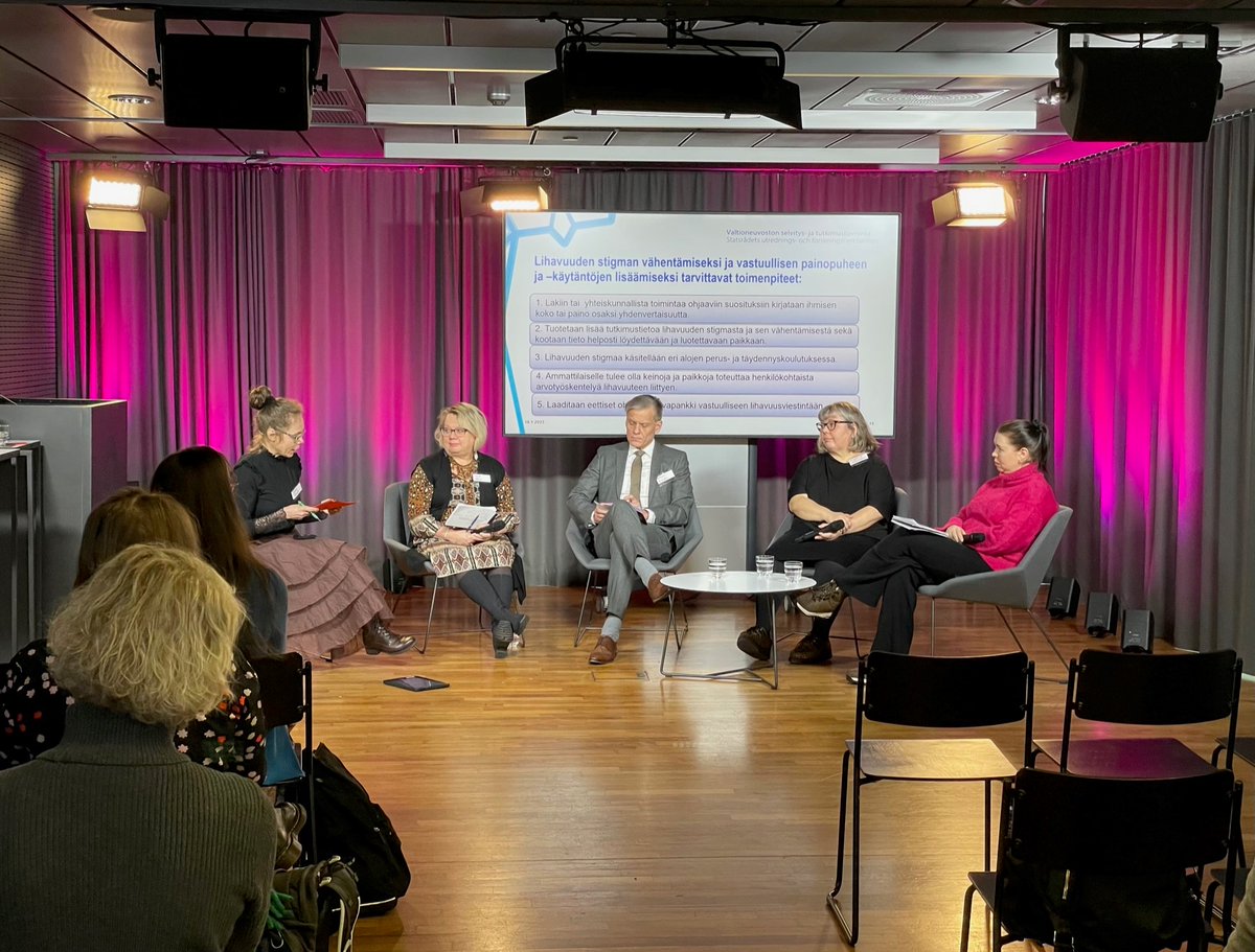painopuhe's tweet photo. Seminaarin panelistit @jarvi_ulla, @annakontula, @KiuruPauli ja @HanneleHa keskustelivat @SannaTalvia ’n johdolla siitä, mitkä ovat lihavuuden stigman vähentämisen keinot ja mahdollisuudet yhteiskunnassa. #VastuullisempaaPainopuhetta #VastuullisempiaKäytäntöjä https://t.co/LgjcS15kQE