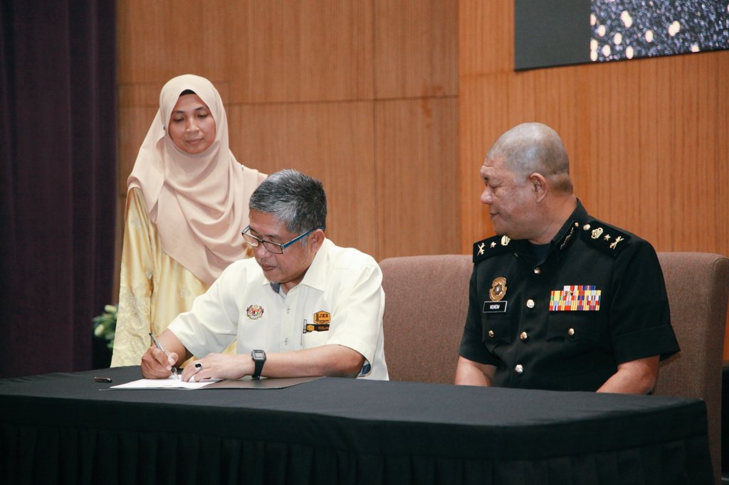PPK1_JKR's tweet photo. 16 Januari 2023 - Sesi Lafaz Ikrar Bebas Rasuah Yang Diketuai Oleh Pengarah Pembinaan, Pasukan Projek Khas 1 dan Disaksikan Oleh Timbalan Pengarah, Bahagian Pendidikan Masyarakat, Suruhanjaya Pencegahan Rasuah Malaysia (SPRM).

@RoslanisE https://t.co/FxOmhz4qBz