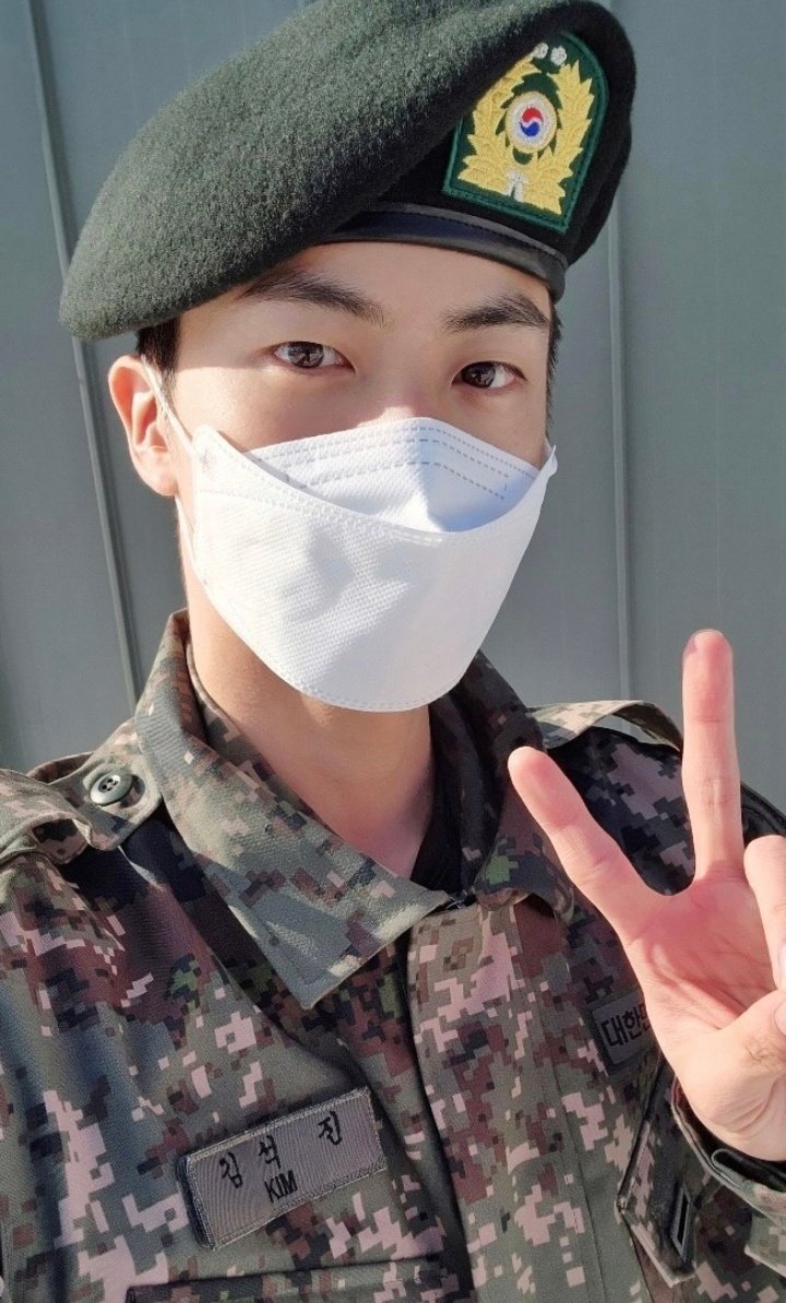 garotadojoon's tweet photo. A melhor notificação que eu poderia receber depois de um dia tão bosta...
Mesmo no exército, o Jinnie continua aparecendo sempre que eu preciso dele 🥹
Eu amo tanto o meu irmão! 😭💜 https://t.co/CrThwmaoEl