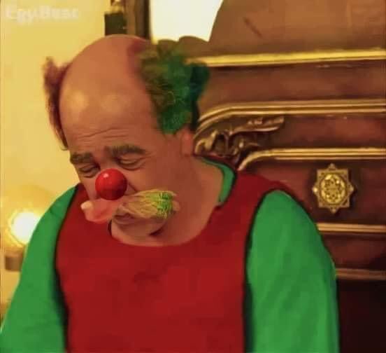 لما تصحى تمسك الموبايل متلاقيش ولا ماسدج فتفتكر انك قافل الوايفاي فتشغله متلاقيش ولا ماسدج برضو