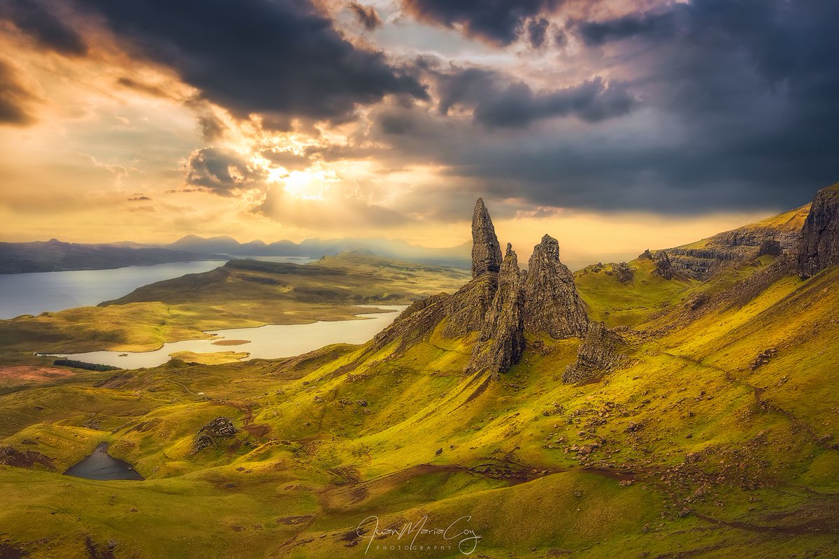 El tormentoso Old Man of Storr #Scotland #oldmanofstorr #Skye #isleofskye #sunrise #travel #adventure #photography #landscape #sun #sky #mountain #nature #clouds  goo.gl/iGG5lv
