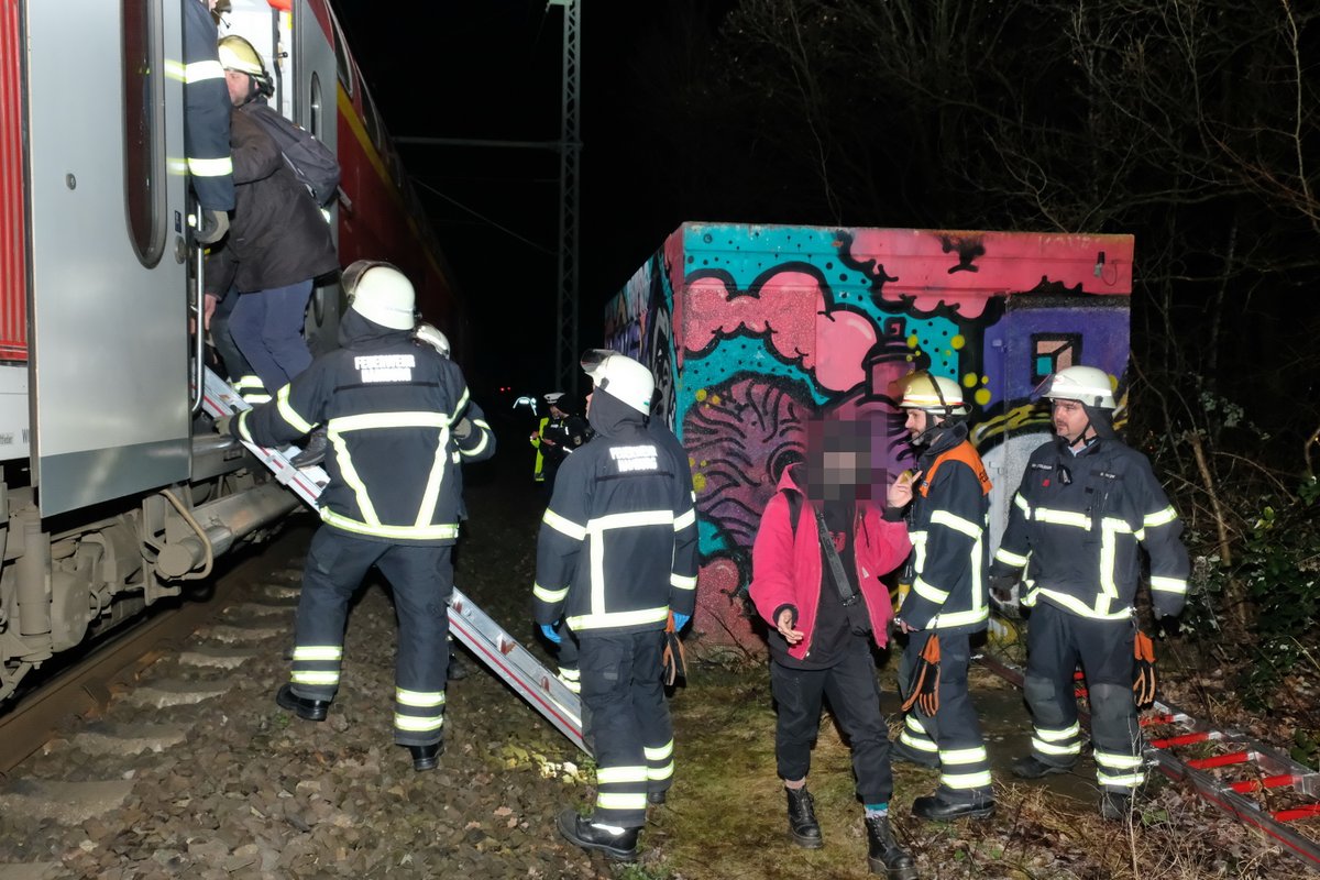 Zwei 18-jährige Schwestern sind Dienstagabend in Neuallermöhe (#Hamburg #Bergedorf) von einem Regionalzug erfasst worden - eine Frau starb. Radio Hamburg berichtet, sie hätten ein Socialmedia-Video drehen wollen. Das Hamburger Abendblatt schreibt, sie wollten die Gleise queren.
