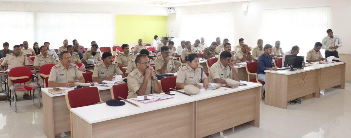 chnpolice's tweet photo. ಈ ದಿನ ಜಿಲ್ಲಾ ಪೊಲೀಸ್ ಕಛೇರಿಯ ಸಭಾಂಗಣದಲ್ಲಿ ಜಿಲ್ಲೆಯ ಎಲ್ಲಾ ಪೊಲೀಸ್ ಅಧಿಕಾರಿಗಳೊಂದಿಗೆ ಕ್ರೈಂ ರಿವ್ಯೂವ್ ಮೀಟಿಂಗ್ ನಡೆಸಿ ಸೂಕ್ತ ಸಲಹೆ ಸೂಚನೆಗಳನ್ನು ನೀಡಲಾಯಿತು.#TPShivakumarIPS #SPChamarajanagar https://t.co/BF9yg6ttHb