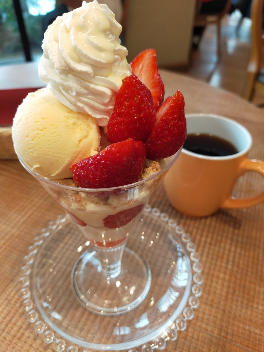 久々に博多駅でフルーツパフェ🍨
#キャンベルアーリー 
あまおうたくさんで美味しくて大満足😋

むかーし由岐屋が博多駅地下街にあった時はよく行ってたのになー、閉店したのかな？ https://t.co/iSEDwN0KzE