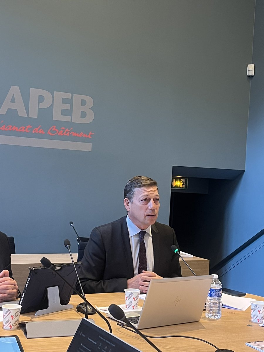 capeb_fr's tweet photo. 💬 #ConjCAPEB « Ds ce contexte éprouvant, nos chefs d’entreprises sont de plus en plus nombreux à témoigner de conditions de travail difficiles & d’une santé dégradée. C’est pourquoi, la CAPEB se bat pour les défendre & pr que des mesures ambitieuses soient prises » @reponcapeb https://t.co/fqlfx0WI6s