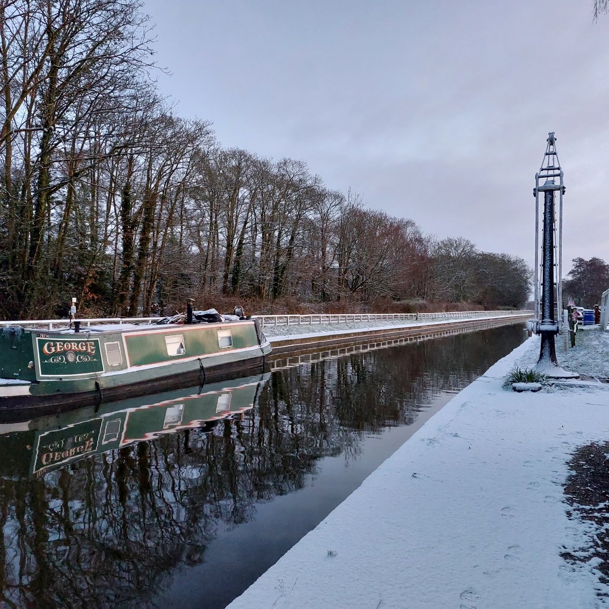 FloatMyBoat__'s tweet photo. A light blanket of snow here at Fradley Junction βοΈ Very pretty and crunchy underfoot π
Ship's cat Jezabel is unimpressed!
#narrowboatlife #floatmyboat #snow #BoatsThatTweet #FradleyJunction @CRTBoating https://t.co/SnJH9XBF3c