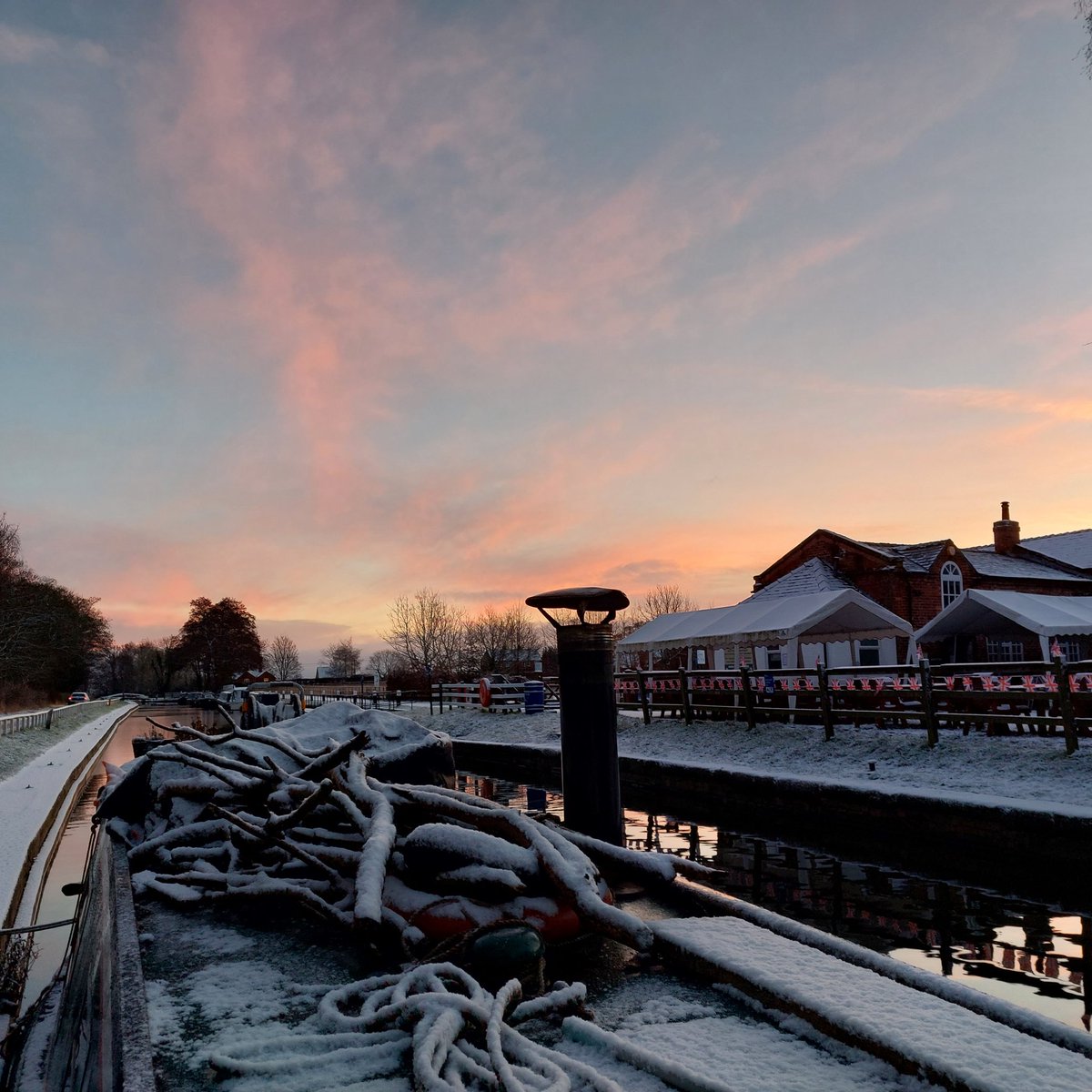 FloatMyBoat__'s tweet photo. A light blanket of snow here at Fradley Junction βοΈ Very pretty and crunchy underfoot π
Ship's cat Jezabel is unimpressed!
#narrowboatlife #floatmyboat #snow #BoatsThatTweet #FradleyJunction @CRTBoating https://t.co/SnJH9XBF3c