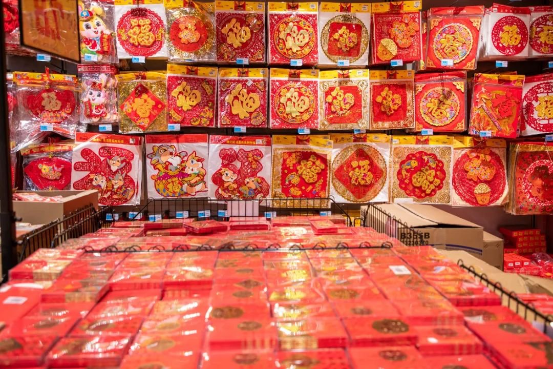 DongfangToday's tweet photo. In China, every household would put on the festive "skin" several days before the Chinese New Year. They paste #springcouplets, #hanglanterns, creating a red-colored house to welcome the New Year -- signifying good expectations and wishes for the coming year.🎉
#ChineseNewYear https://t.co/HghXBqlxdi