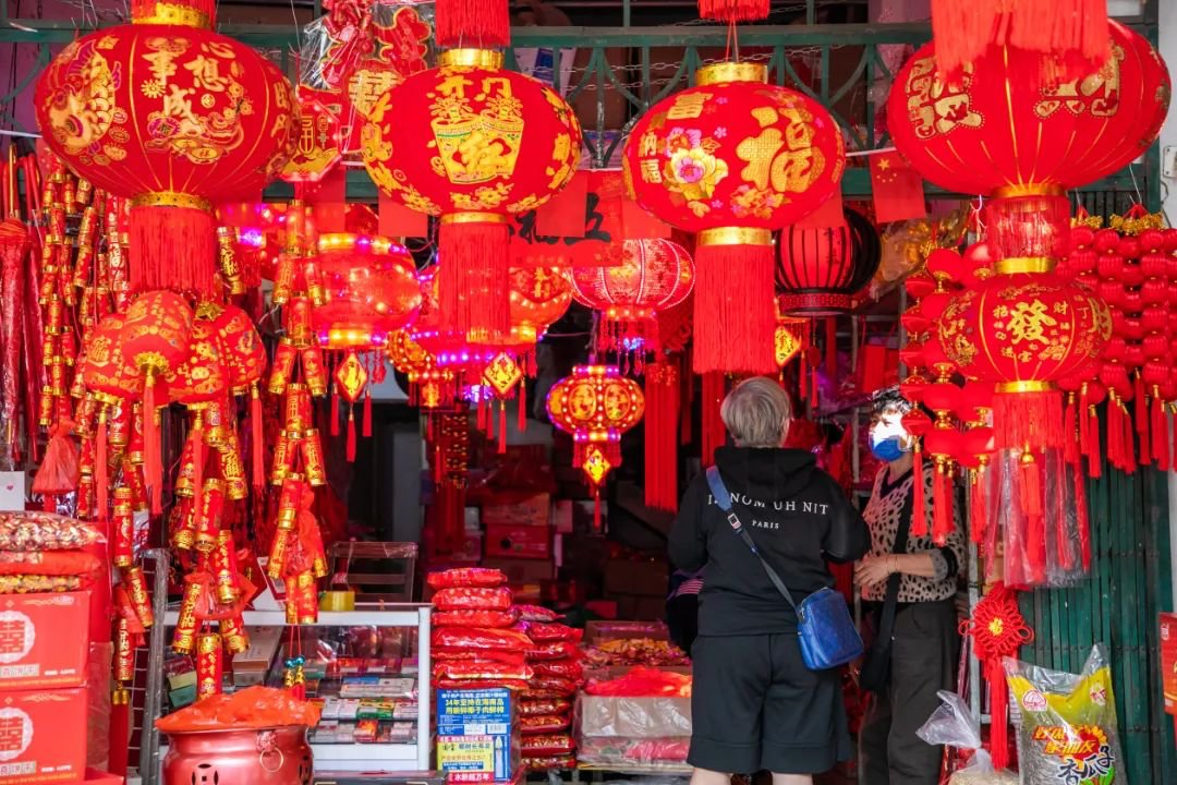DongfangToday's tweet photo. In China, every household would put on the festive "skin" several days before the Chinese New Year. They paste #springcouplets, #hanglanterns, creating a red-colored house to welcome the New Year -- signifying good expectations and wishes for the coming year.🎉
#ChineseNewYear https://t.co/HghXBqlxdi