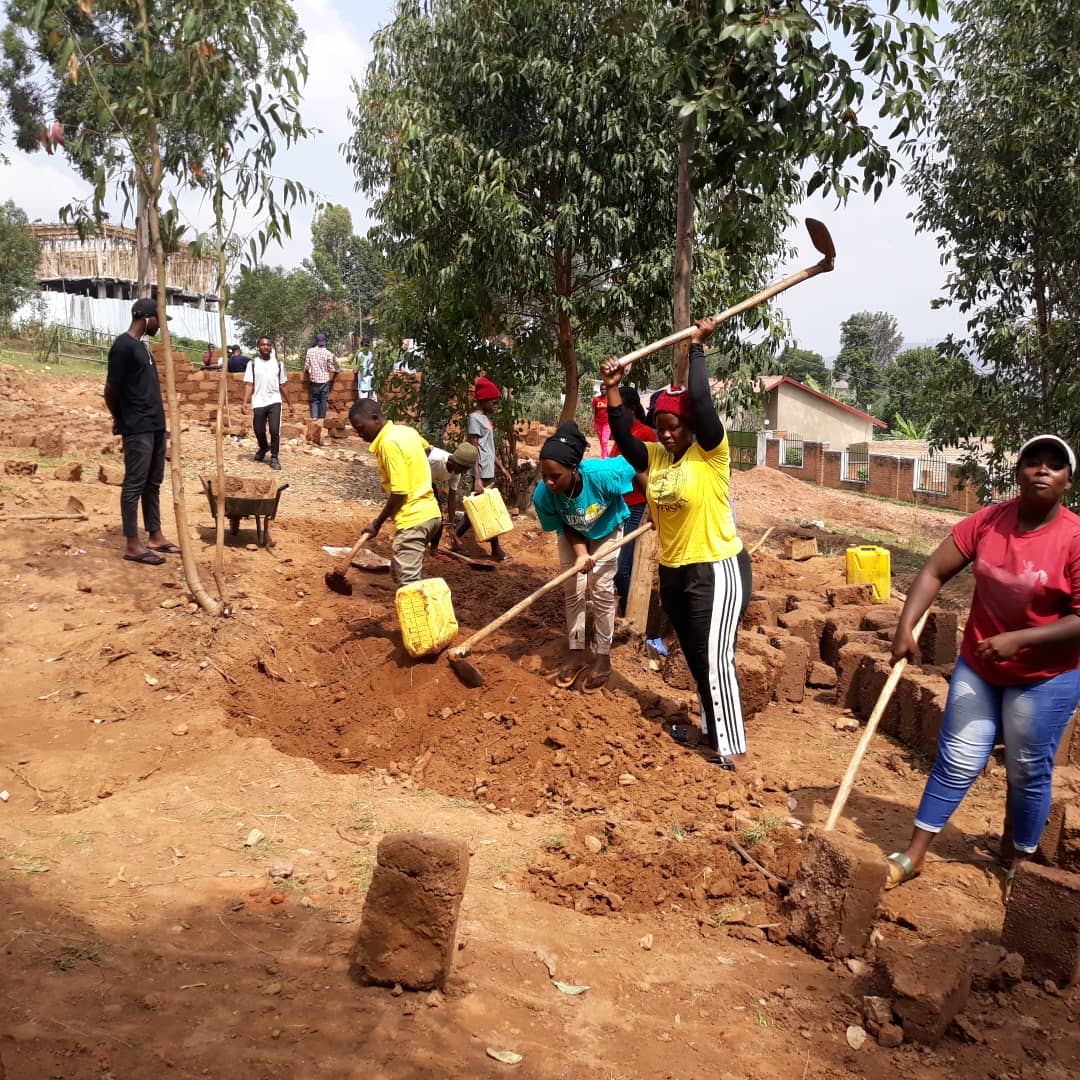 Inkomezabigwi22's tweet photo. #Kamonyi mu murenge wa #Gacurabwenge intore ziri kurugerero zifatanyije n'abaturage b'umudugudu wa Mataba barimo kubaka ibiro by'umudugudu kugirango abaturage bazajye bahabwa serivisi neza @Kamonyi @Unity_MemoryRw @RwandaLocalGov @RwandaSouth @DrNahayo @uwiringirajosee https://t.co/ME2B7gp38V
