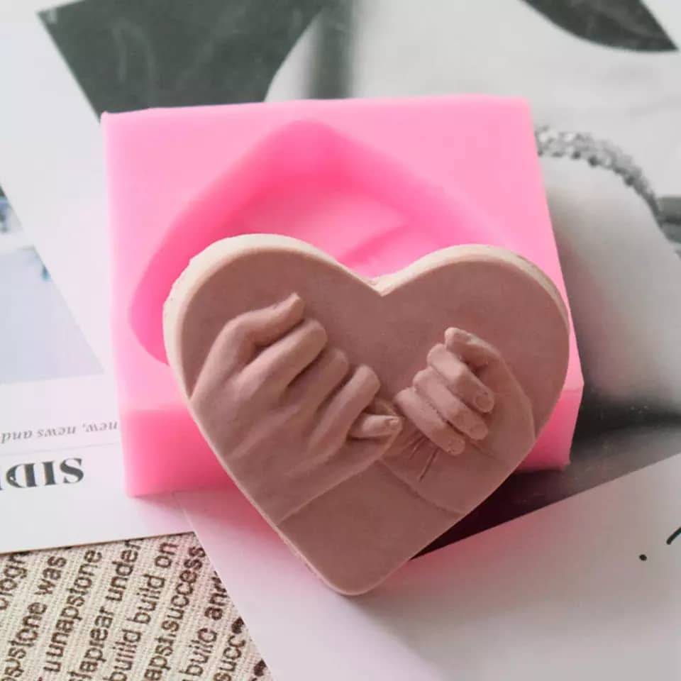 NiferGuedou's tweet photo. L’amour devrait être célébré tous les jours❤️. C’est pourquoi choisir nos bougies parfumées, c’est créer votre monde où amour et sensualité se mêlent pour votre bonheur et plaisir😌. N’attendez pas le 14fevrier avant de prendre nos bougies incroyables. Notre stock est très limité https://t.co/8N0pQEdNfC