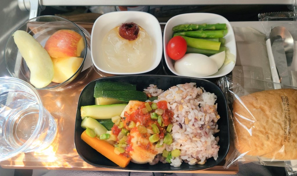 Ro1x2a3ne's tweet photo. 紀錄一下這次搭乘 #starluxairlines #STARLUX
因為不想吃太油膩&重調味,所以來回都預選了 #DB餐 #DBML #DiabeticMeal 平衡一下旅途中(一定會)攝取過多的澱粉。
#星宇特調
TPE➡️KIX #湛藍宇宙 2.0 (Sci-FiCosmo 2.0)
KIX➡️TPE #曙光莫西多 (TwilightMojito) https://t.co/1UE3Q0yLo8