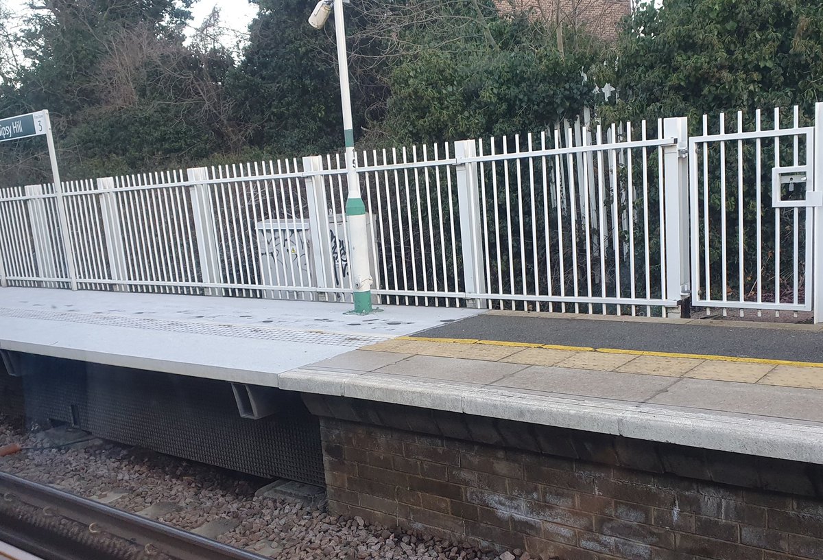 Brooks2000's tweet photo. [Levels][Art] Mismatching Texture on Gipsy Hill Platform https://t.co/vlO1FnYeQV