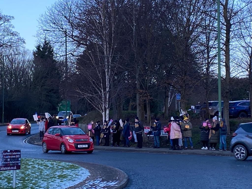 HitsNENewsX's tweet photo. Nurses are on the picket line in County Durham this morning. 

They're taking part in a 48hr strike in a dispute over patient safety, conditions and pay. 

Pics from University Hospital of North Durham https://t.co/YtT5jR8h1e