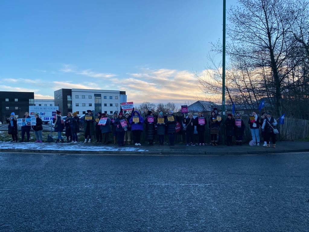 HitsNENewsX's tweet photo. Nurses are on the picket line in County Durham this morning. 

They're taking part in a 48hr strike in a dispute over patient safety, conditions and pay. 

Pics from University Hospital of North Durham https://t.co/YtT5jR8h1e