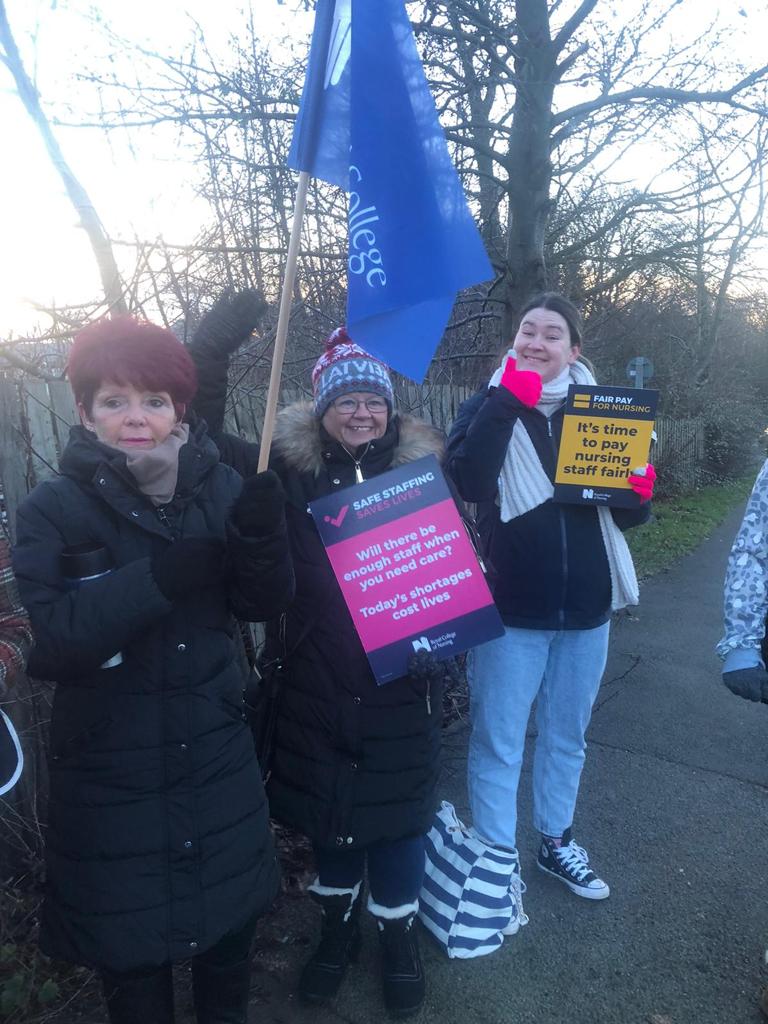 HitsNENewsX's tweet photo. Nurses are on the picket line in County Durham this morning. 

They're taking part in a 48hr strike in a dispute over patient safety, conditions and pay. 

Pics from University Hospital of North Durham https://t.co/YtT5jR8h1e