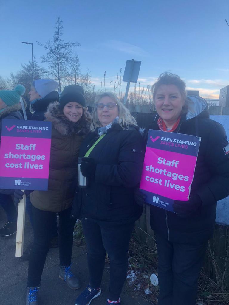 HitsNENewsX's tweet photo. Nurses are on the picket line in County Durham this morning. 

They're taking part in a 48hr strike in a dispute over patient safety, conditions and pay. 

Pics from University Hospital of North Durham https://t.co/YtT5jR8h1e