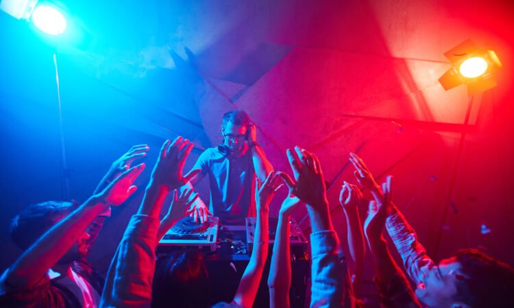 2night_france's tweet image. 🎛🎚🎧💿 Histoire du deejaying
2night.fr/histoire-du-de…

#2night #2nightfrance #tonight #dj #deejay #deejaying #musique #music #mix #electro #house #techno #platines #soirée #son #sound #club #performance #performer #concert #scene