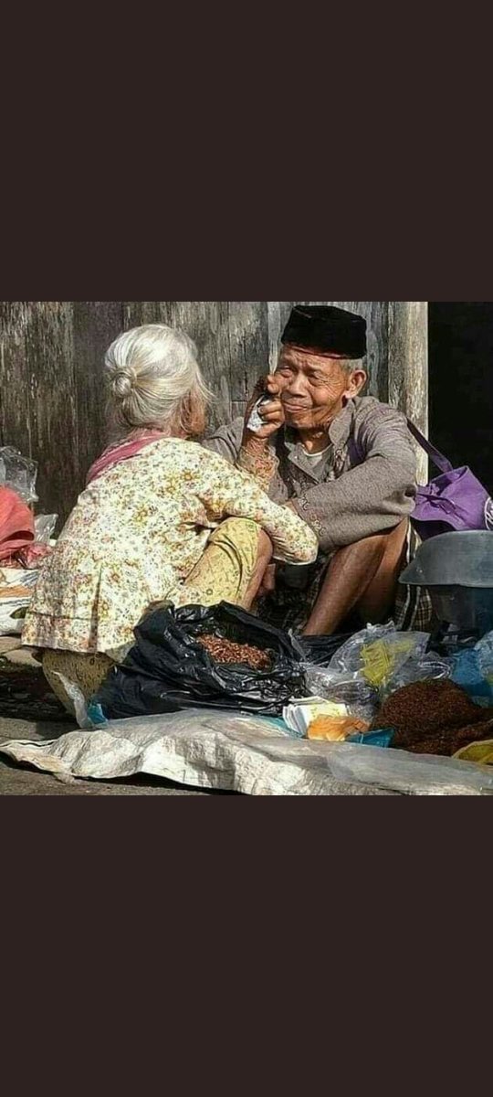 Wiedy49804912's tweet photo. Aku berebut tentang mu,meski aku tau sisi kekurangan mu,tapi aku takan melepas mu,sebab kamu pilihan ku bukan dipilihkan...
Kita pergi bersama sebagai pemenang bukan pecundang 🤗

*Wied*🙏🌹
#satupilihan 
#tetapSetia

Pict ilustrasi only https://t.co/JXpVn2Hb50