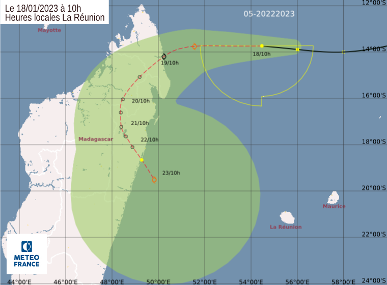 Firinga_le_site's tweet photo. ⚠️ Le 1er système menaçant directement des terres habitées est en route vers la façade Nord-Est de Madagascar.
🔴 À 06 UTC, proche du centre de la tempête 08S (non baptisé par un prénom pour le moment), les vents en mer sont estimés à 74 km/h avec des rafales à 95 km/h.
#Cheneso https://t.co/g0AIgcbHqo