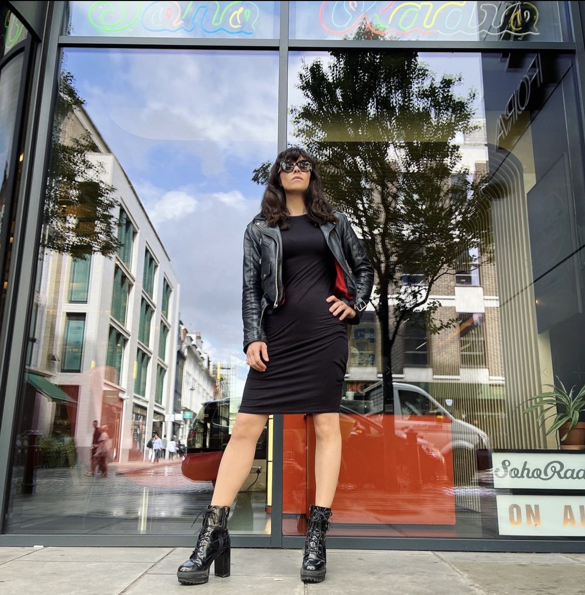 simonemarie4's tweet photo. bonjour lovely listeners :)
today on the show i got new @babaalimusic @greentea_peng #billynomates @lielamoss @MandyIndiana @sleafordmods #holypopes @Wevalmusic #minihi @chromesparks #molly #jjsterry @unkleofficial @Leftfield and more..
tune in 12-2pm live @sohoradio x https://t.co/0R5NUMCzKl