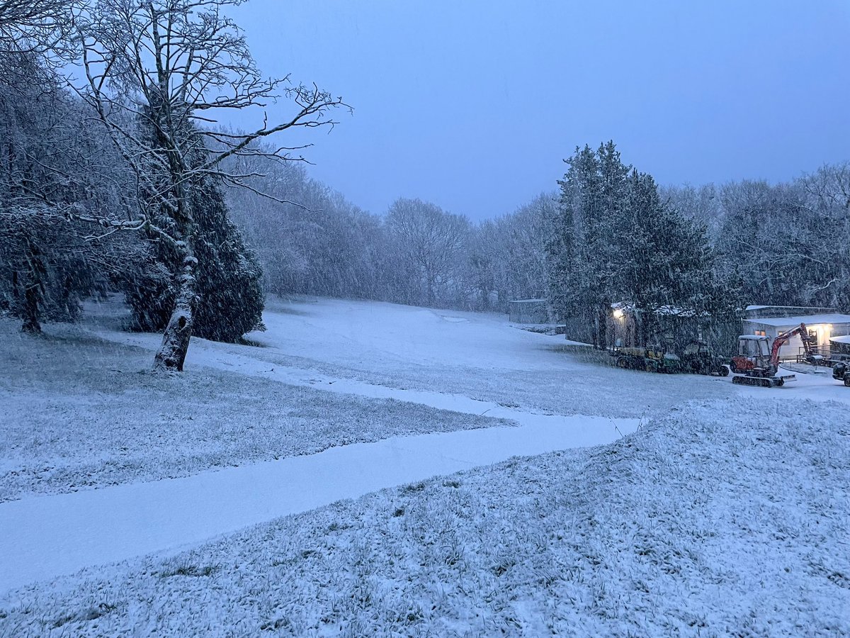 NeathGolfClub's tweet photo. Light dusting this morning here at Neath GC. All greens on and no restrictions 🤣🤣 #neathgc #snow #snowstopsplay https://t.co/wLZ2oSFRVp