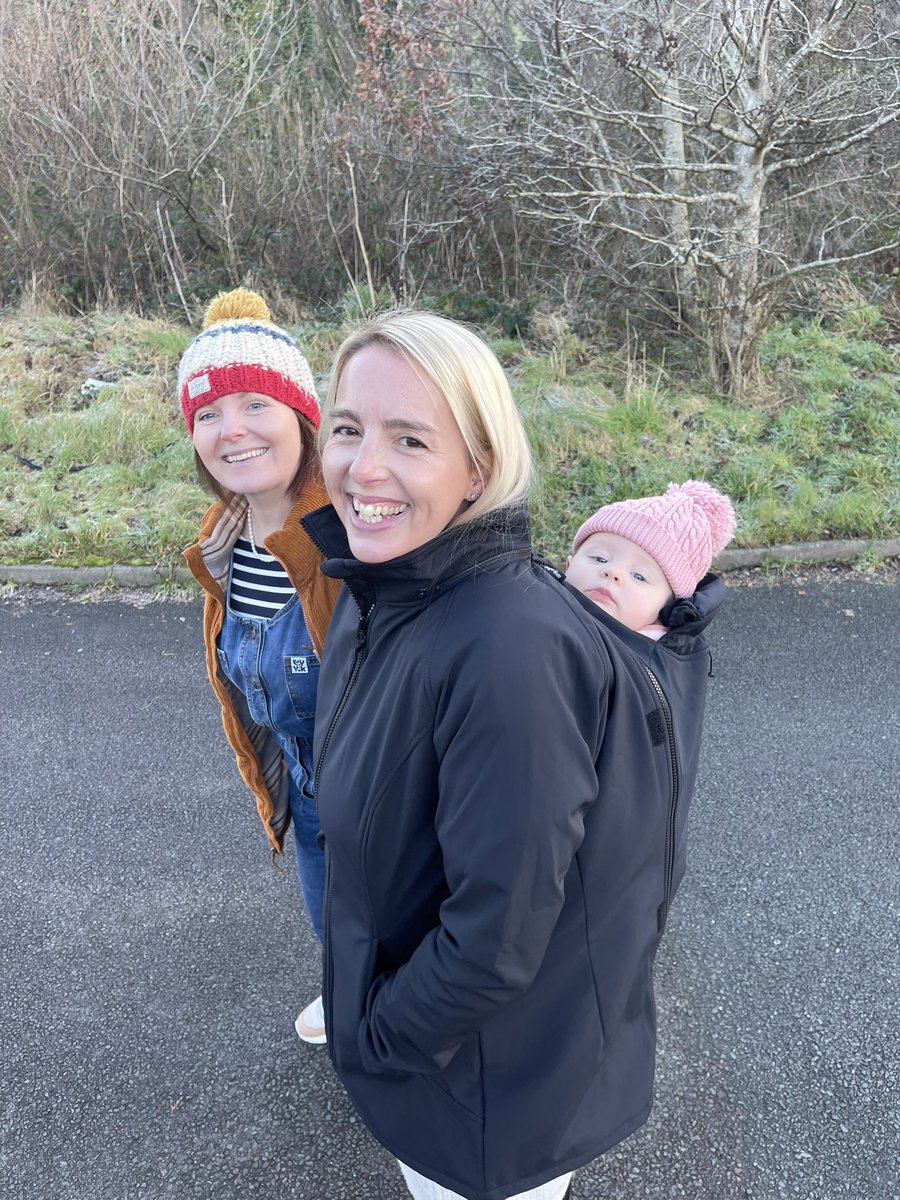 Bore da! This is Willow’s first time in a back carry 😍🙌 it’s #wearthemwednesday and Leonie has a new #mamalila softshell allrounder #babywearing jacket from <a href="/babipur/">Babi Pur</a> 

Demos always available online or in-house here in #porthmadog 

babipur.co.uk/mamalila-babyw…