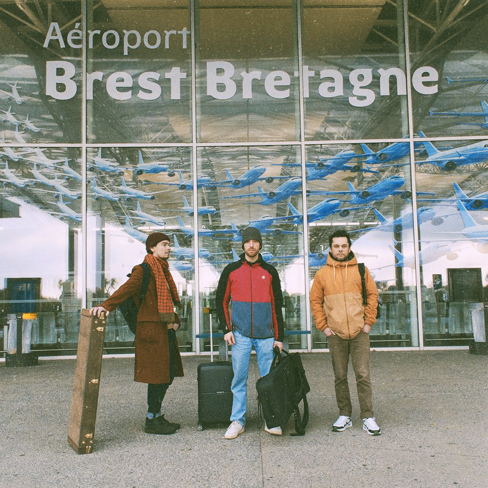 Prêts au décollage ? On vous embarque avec nous le 27 janvier pour vous faire découvrir notre prochain single ✈️ 
Une idée de la destination ?