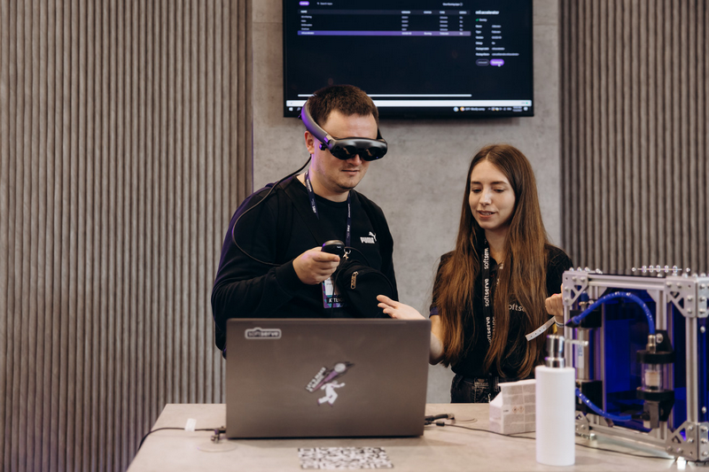 TECHNOSenior1's tweet image. Połączenie najnowocześniejszych technologii, takich jak technologia AR, digital twin i internet rzeczy (IoT), czyli jak działa #MagicBox – możliwości zastosowania.
@SoftServeInc 
#PolakPotrafi
wp.me/par2as-XGs