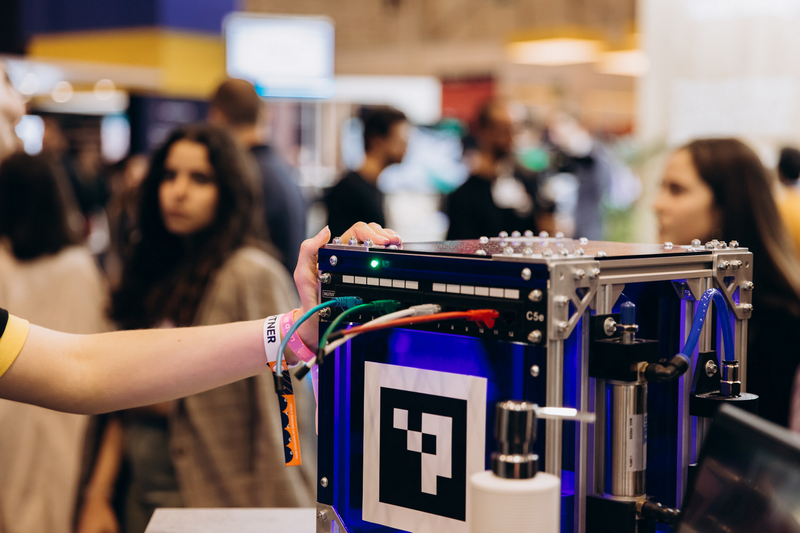 TECHNOSenior1's tweet image. Połączenie najnowocześniejszych technologii, takich jak technologia AR, digital twin i internet rzeczy (IoT), czyli jak działa #MagicBox – możliwości zastosowania.
@SoftServeInc 
#PolakPotrafi
wp.me/par2as-XGs