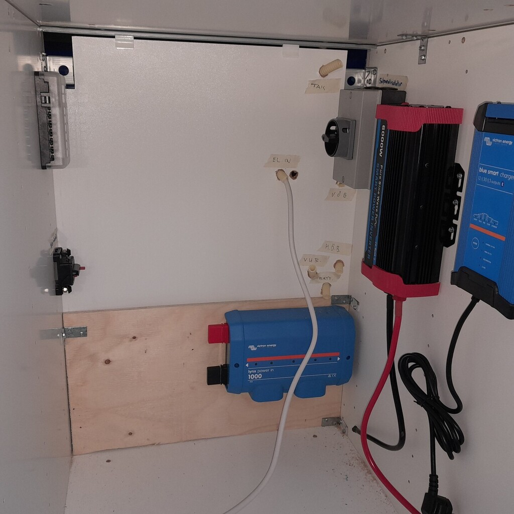 TubeScorpio's tweet photo. Lite fler delar till elektriciteten på plats.
Följ oss gärna:
https://t.co/dsahIxPtUQ
https://t.co/LSJpApfKyh
https://t.co/x5w1M42wLn
https://t.co/OyCh0NxCY8
https://t.co/7WErN9YIFT
#citroen #jumper #plåtis #husbil #vanlife #bobil #campervan #camping #bygga https://t.co/uBVa72VT01