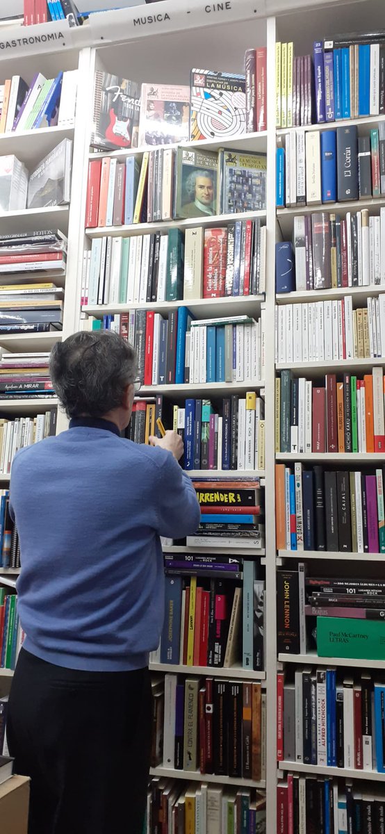 librero_juan_'s tweet photo. 18 de enero de 1973 / 18 de enero de 2023

50 años rodeado de libros.
50 años acompañado de amigos.

Hoy, 18 de enero de 2023, cumplo 50 años en el oficio de librero. Mi mayor agradecimiento por vuestro apoyo y amistad durante todo este recorrido.
#LibreriaManueldeFalla #Cadiz https://t.co/my7YXWYBz9